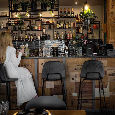 Willa Port Ostróda Εξωτερικό φωτογραφία A woman sitting at a bar