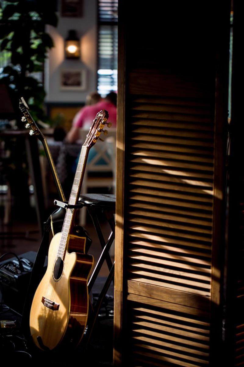 Willa Port Ostróda Εξωτερικό φωτογραφία A guitar in a stand