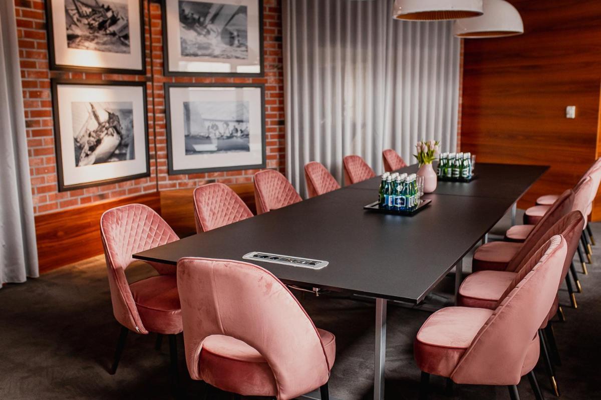 Willa Port Ostróda Εξωτερικό φωτογραφία The boardroom at the 1960s building