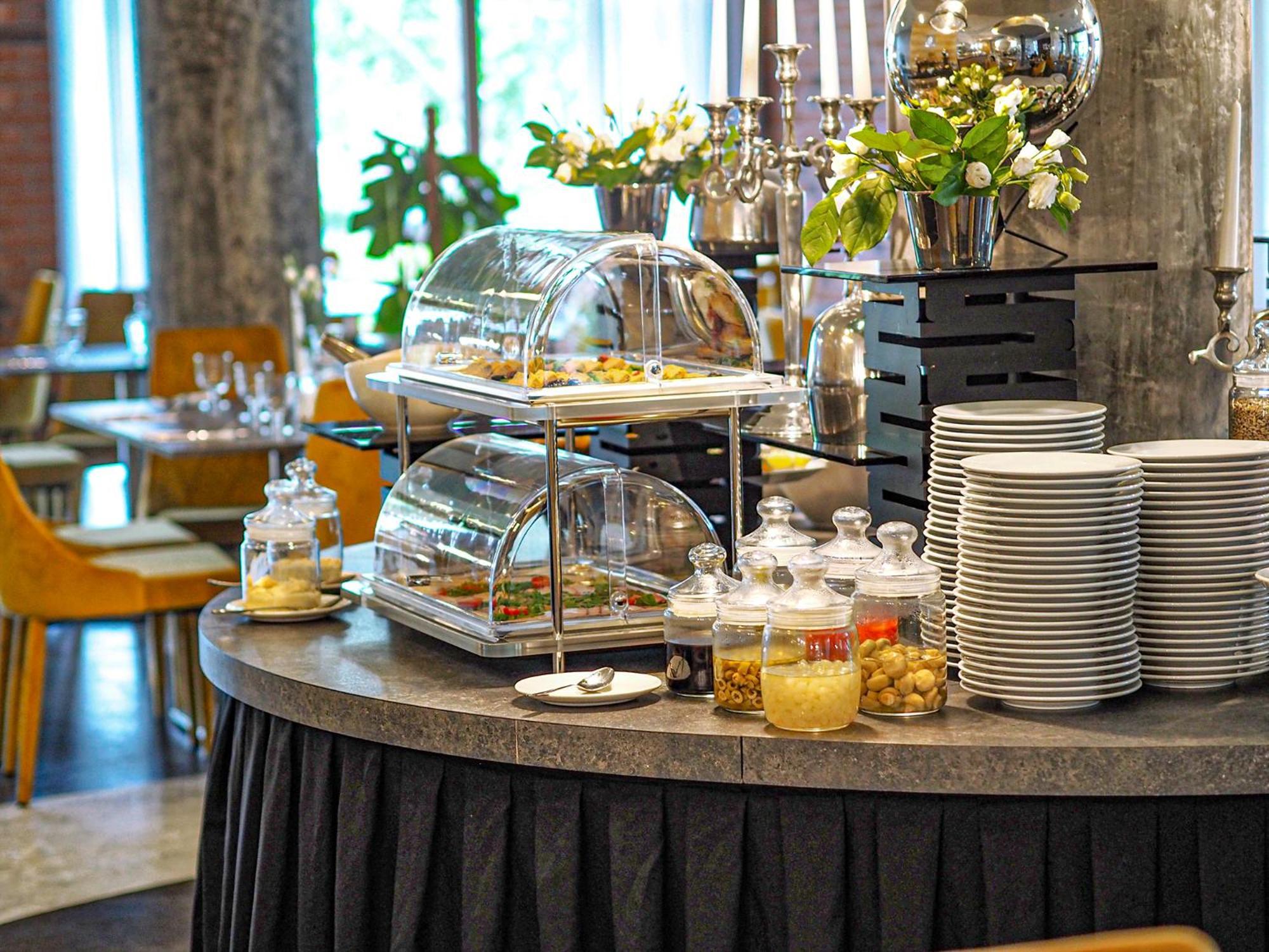 Willa Port Ostróda Εξωτερικό φωτογραφία A buffet at a hotel