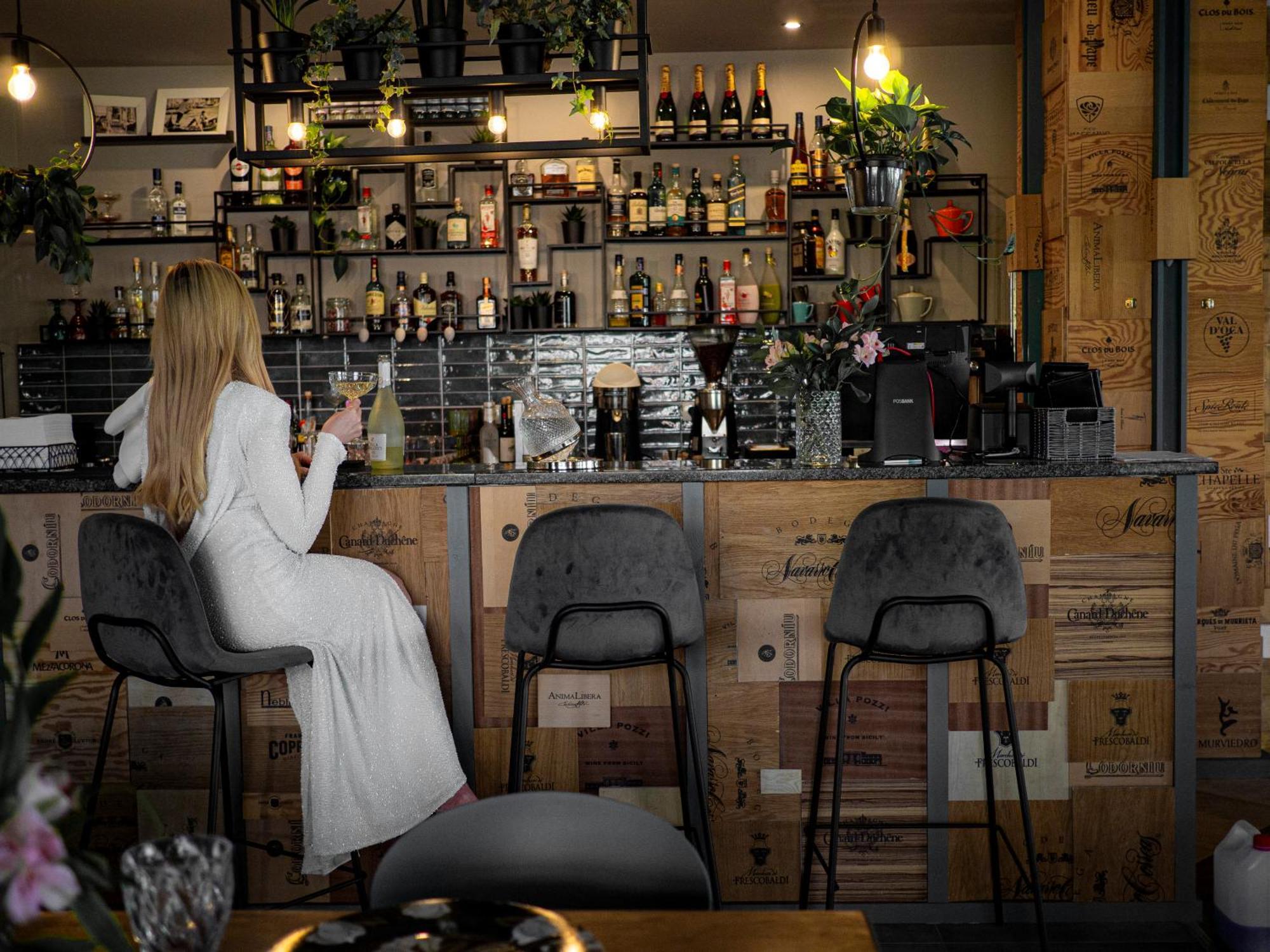 Willa Port Ostróda Εξωτερικό φωτογραφία A woman sitting at a bar