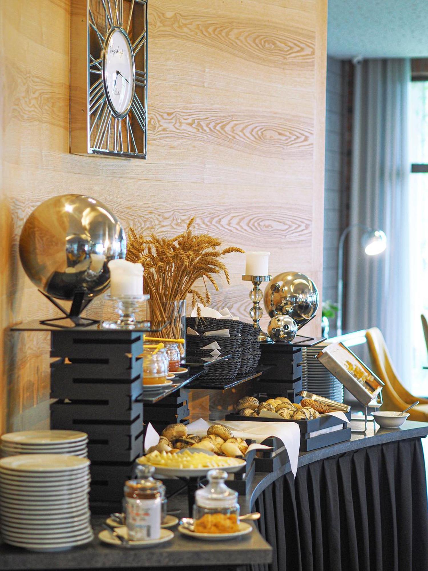 Willa Port Ostróda Εξωτερικό φωτογραφία A buffet at a hotel