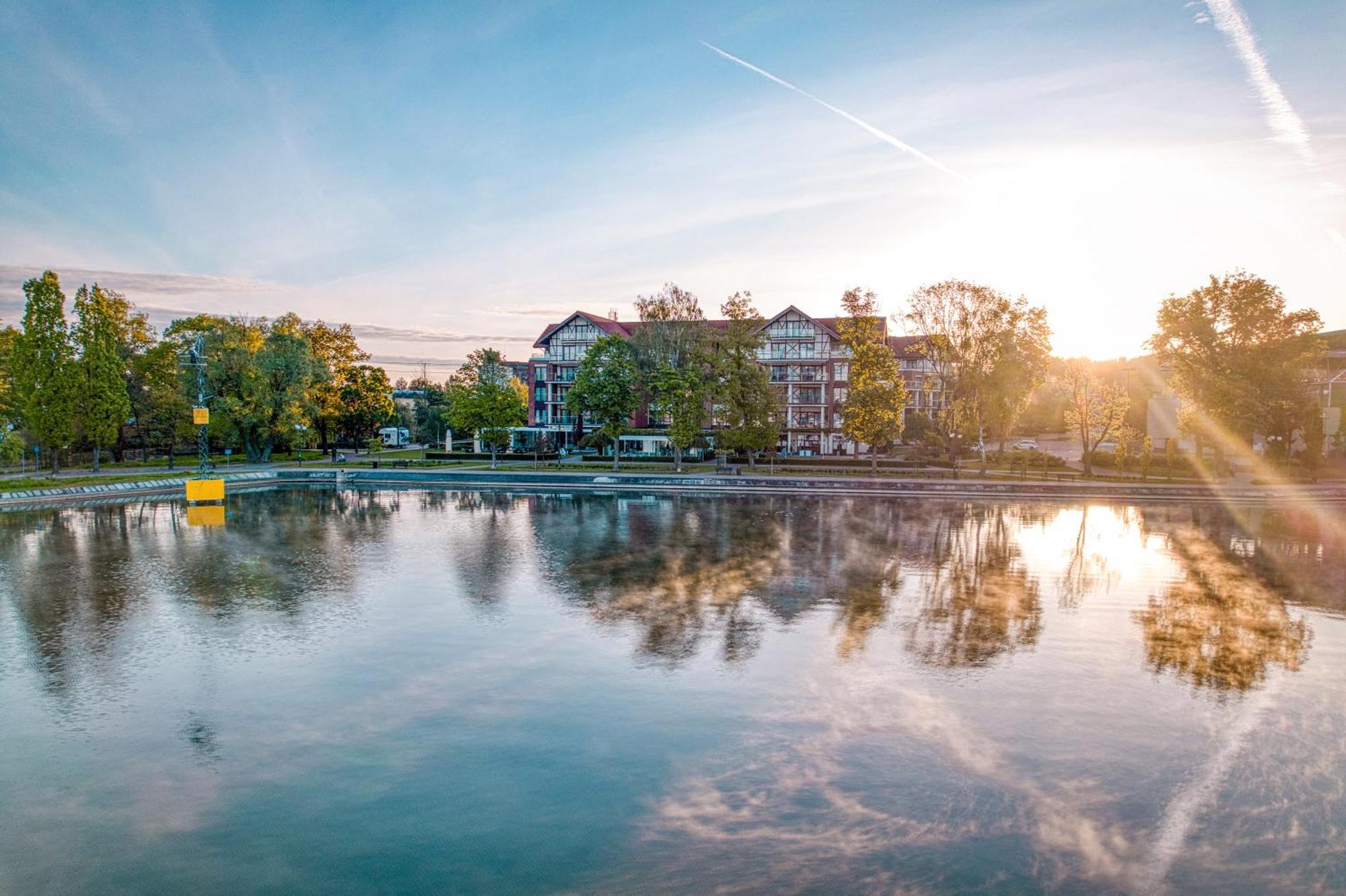 Willa Port Ostróda Εξωτερικό φωτογραφία The lake at the campus of the University of Applied Sciences and Medical University of Southern Tyrol
